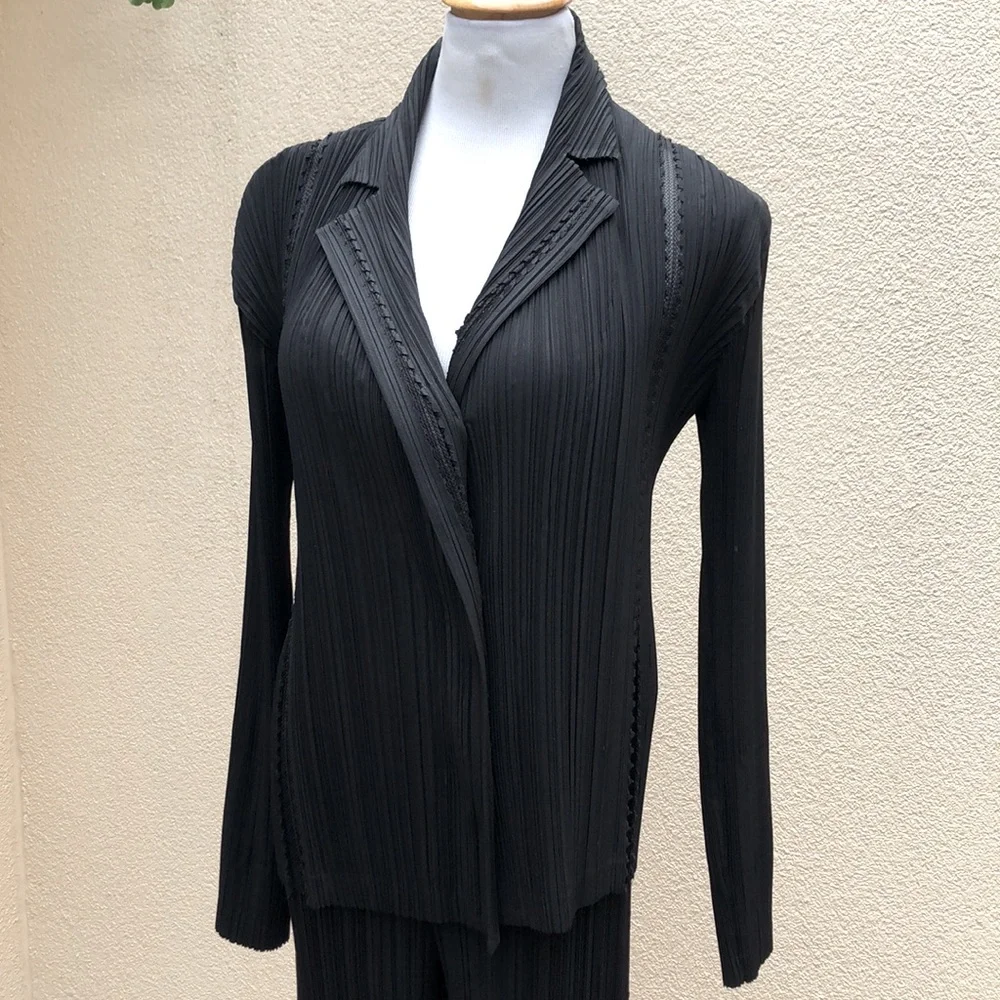 Issey Miyake Fete Fully Pleated Black Blazer and Pant Suit - Picture 3 of 13